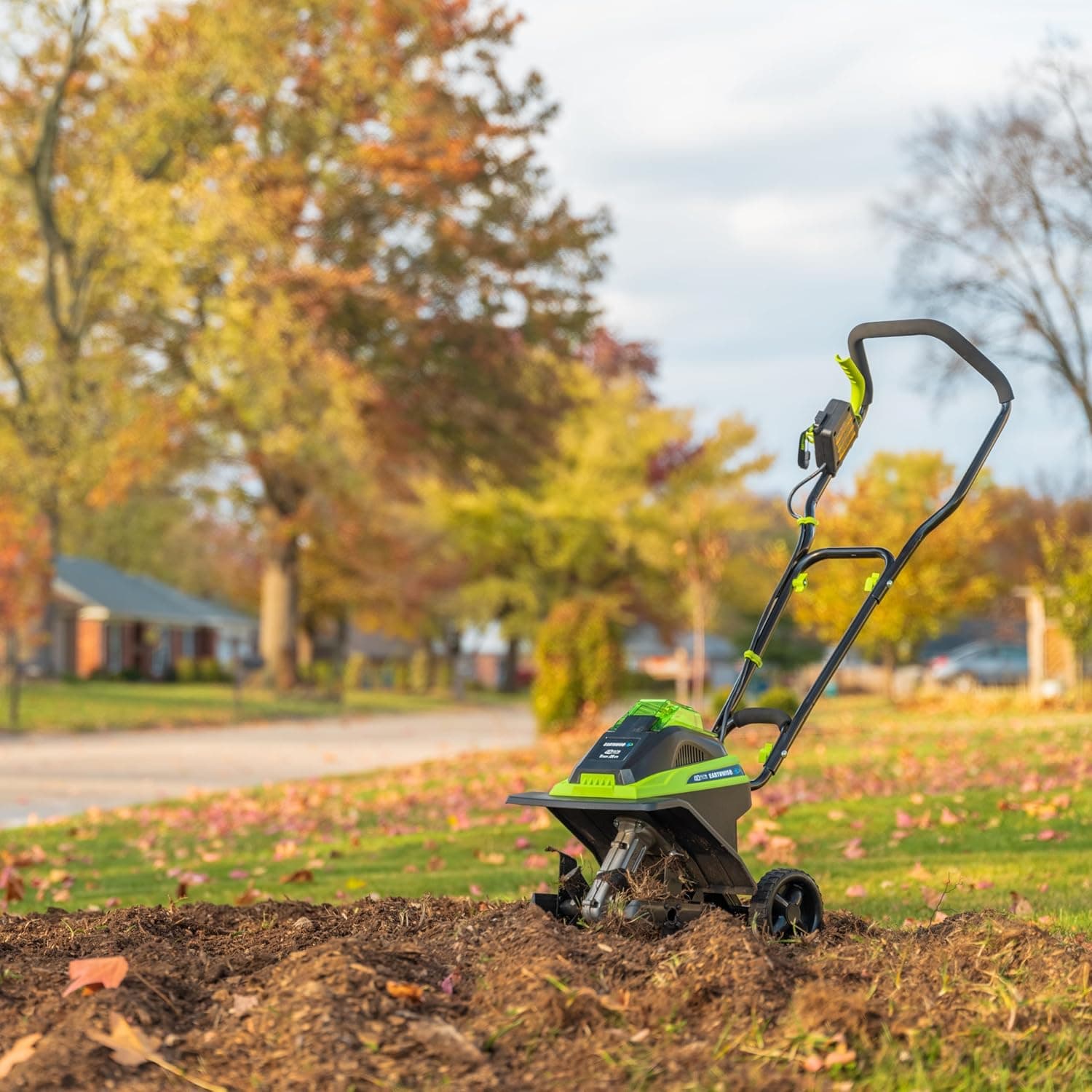 Le motoculteur électrique sans fil 40 V sert à travailler la terre dans un jardin, un potager ou une zone de plantation. La largeur de travail est de 27,9 cm et la profondeur atteint 20,3 cm. L’alimentation par batterie lithium-ion 4 Ah permet un usage sans câble. Le chargeur est inclus avec l’ensemble. La structure en acier allié convient au travail du sol sur de petites surfaces. Le fonctionnement est électrique. Son poids est de 10,91 kg.