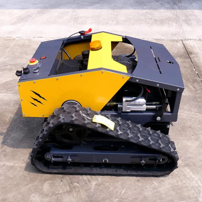 La tondeuse télécommandée convient à la tonte de zones difficiles d’accès, de terrains accidentés et de pentes jusqu’à 45° selon les données communiquées. La machine fonctionne avec un moteur essence 4 temps de 16 HP et une largeur de coupe de 800 mm. La hauteur de coupe se règle de 20 à 150 mm selon la zone à traiter. La télécommande permet un pilotage à distance jusqu’à 200 m. Le réservoir de carburant est de 7,1 L et la capacité d’huile est de 1,2 L. Le poids est de 255 kg.