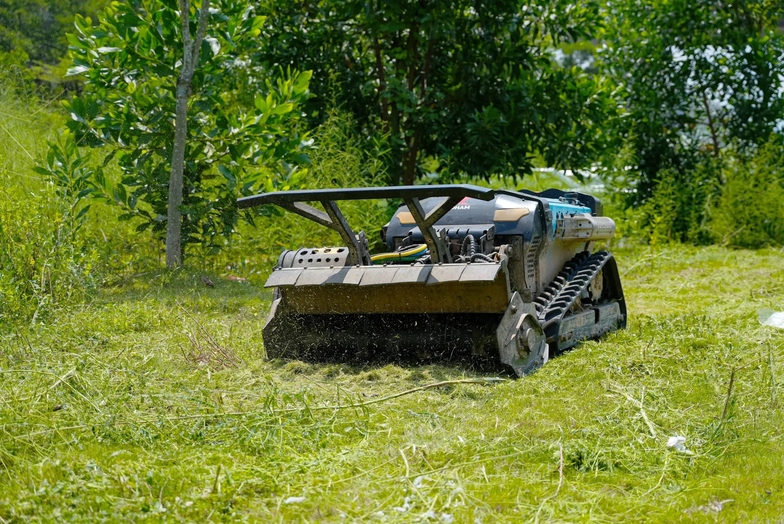 La tondeuse télécommandée à chenilles est conçue pour la coupe sur terrains en pente, zones accidentées et surfaces moyennes à grandes. La machine fonctionne avec une motorisation électrique de 5 kW et une largeur de coupe de 40 pouces. La hauteur de tonte se règle de 2,5 à 12,5 cm selon la zone à traiter. Le système à chenilles permet une utilisation sur des pentes jusqu’à 45°. La vitesse atteint 100 m/min pour accompagner les travaux de coupe intensifs. Les dimensions sont de 208 × 121 × 83 cm. Le poids est de 820 kg.