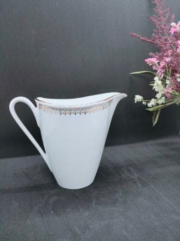 Pot à lait en Porcelaine de Sologne blanc et motifs dorés