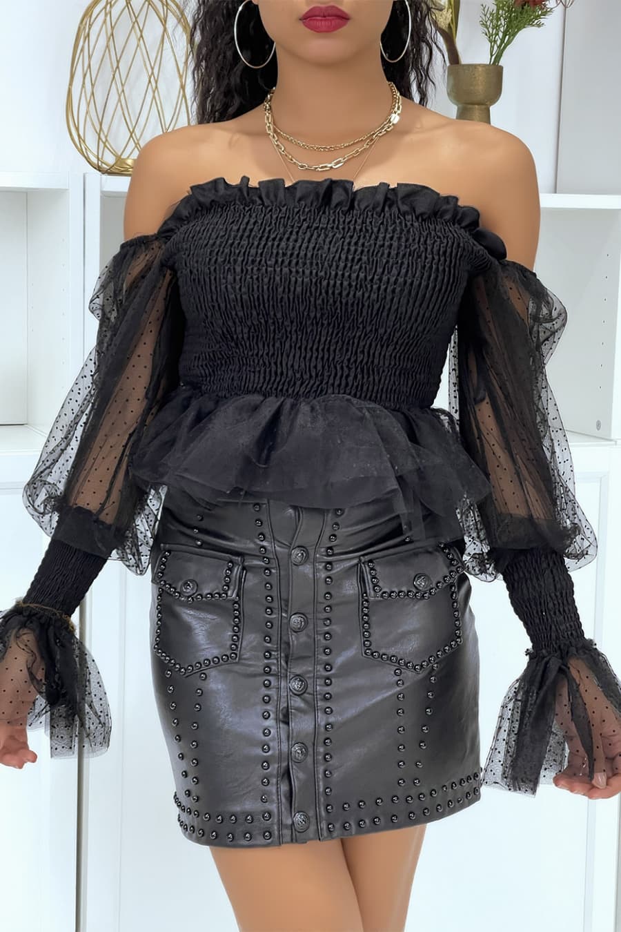 Top noir col bateau avec volant et manches en voile