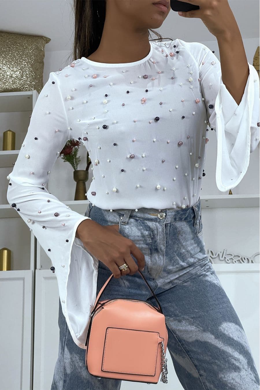 Haut blanc fluide Ă perles