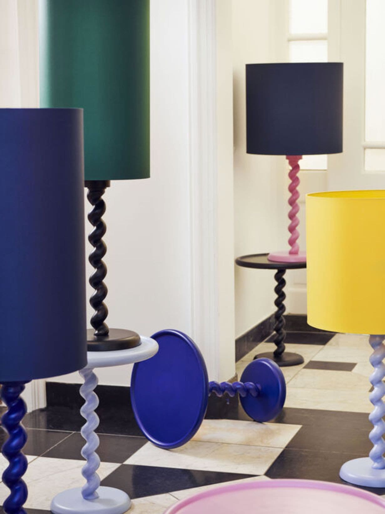 Grande lampe pied bleu foncĂ© et abat-jour jaune, Twister Ă35cm - Pols Potten