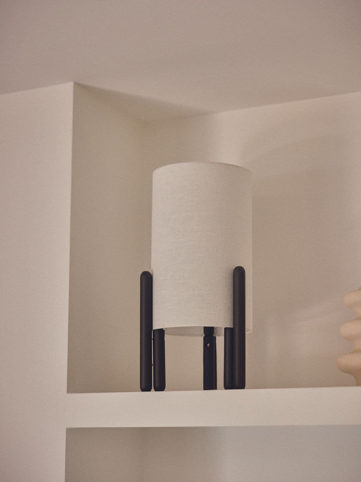 Lampe en frĂȘne massif vernis, Colette LasurĂ© noir S - Gabrielle Paris