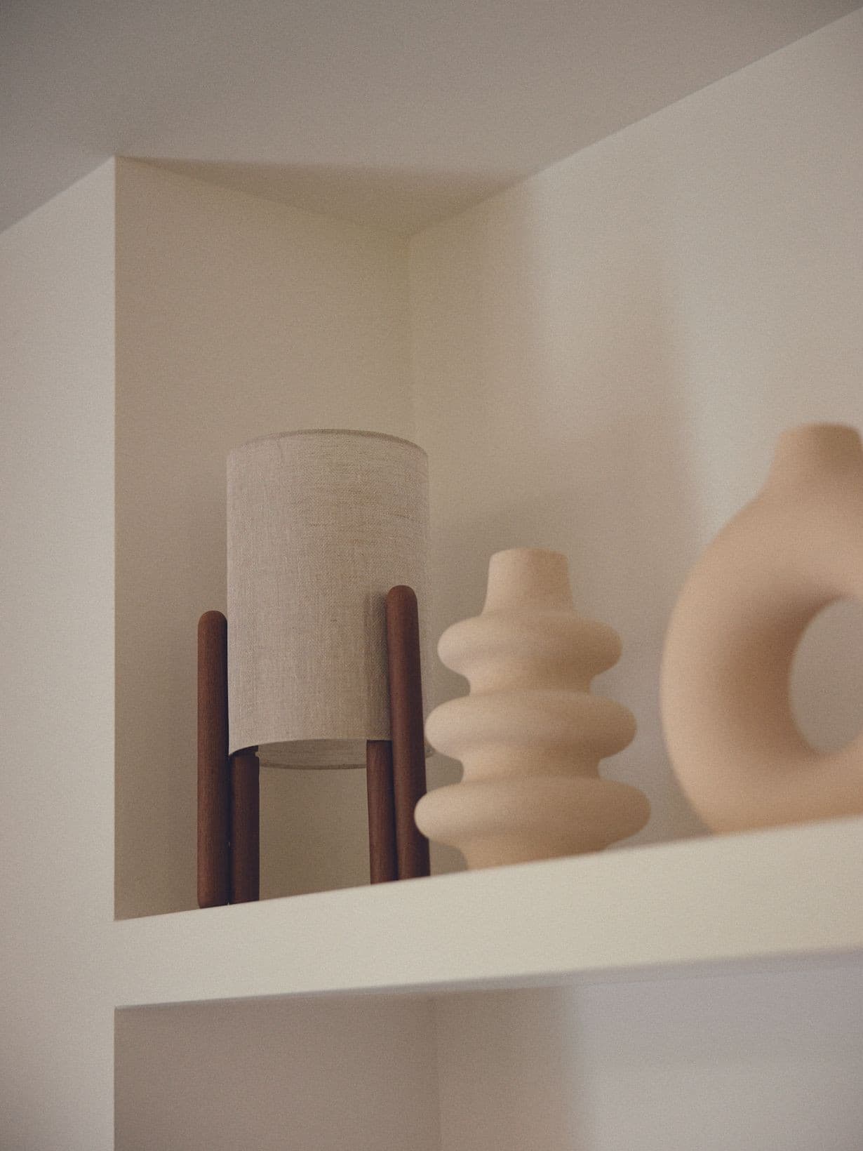 Lampe en frĂȘne massif vernis, Colette Noyer L - Gabrielle Paris