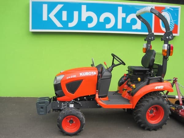 Kubota BX 231 DV avec option distributeur monolevier de série – arceau arrière – avec roue industrielle